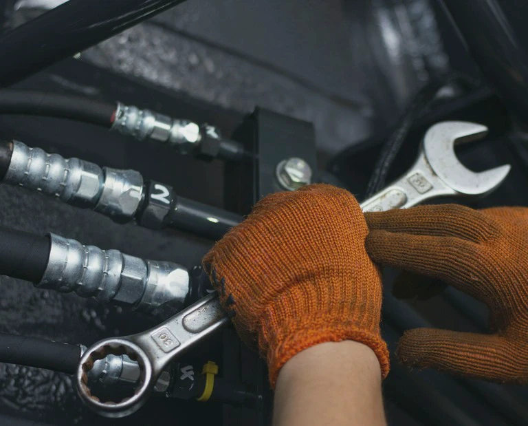 Ręce z kluczem i przewody