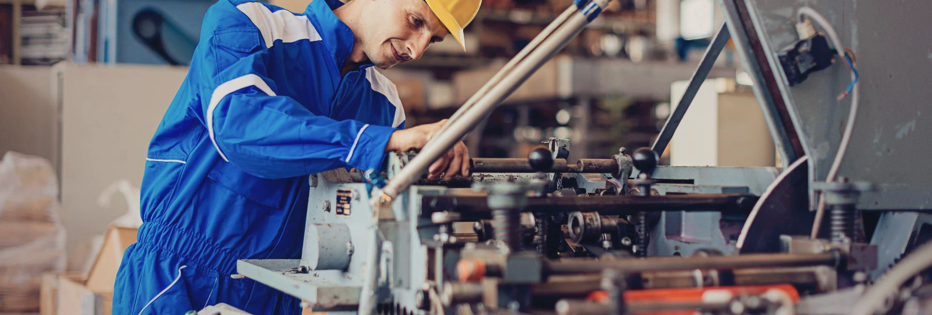 Mężczyzna naprawiający maszynę